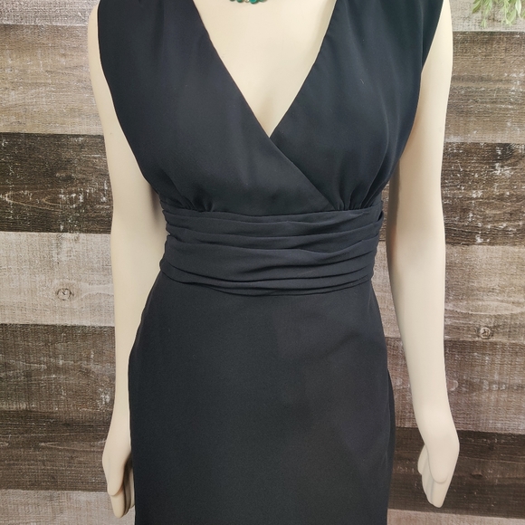 Jones New York plunge little black dress - Picture 5 of 7